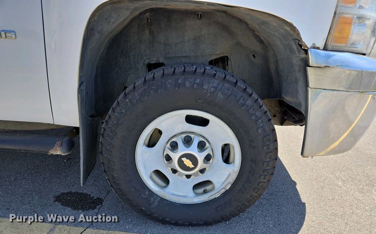 image for item EJ7467 2012 Chevrolet Silverado 2500HD Crew Cab flatbed pickup truck