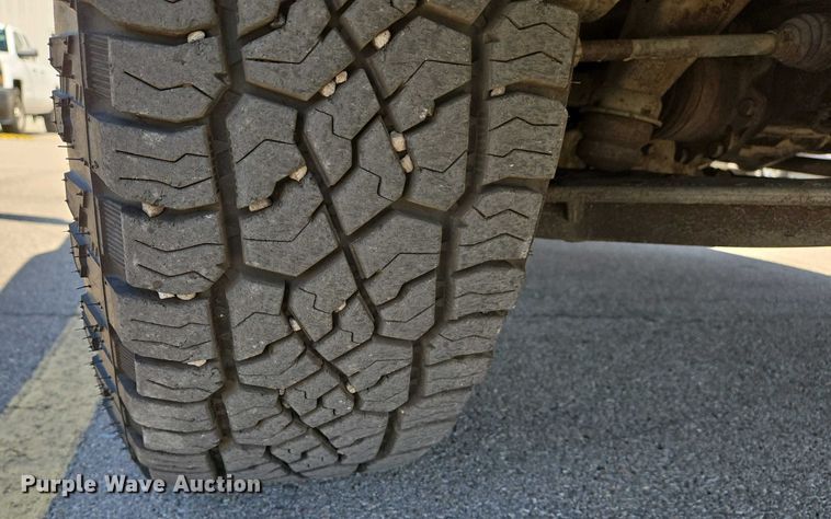 image for item EJ7467 2012 Chevrolet Silverado 2500HD Crew Cab flatbed pickup truck