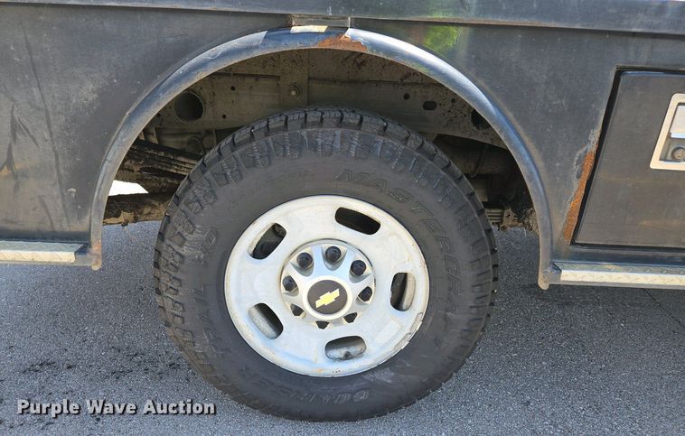 image for item EJ7467 2012 Chevrolet Silverado 2500HD Crew Cab flatbed pickup truck