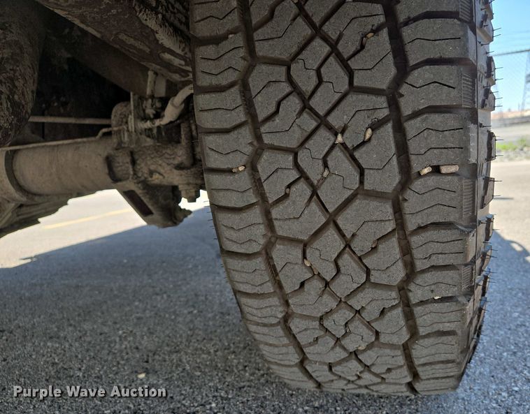 image for item EJ7467 2012 Chevrolet Silverado 2500HD Crew Cab flatbed pickup truck