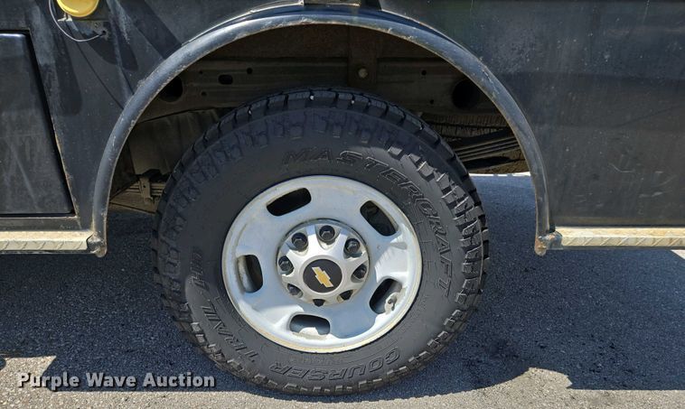 image for item EJ7467 2012 Chevrolet Silverado 2500HD Crew Cab flatbed pickup truck