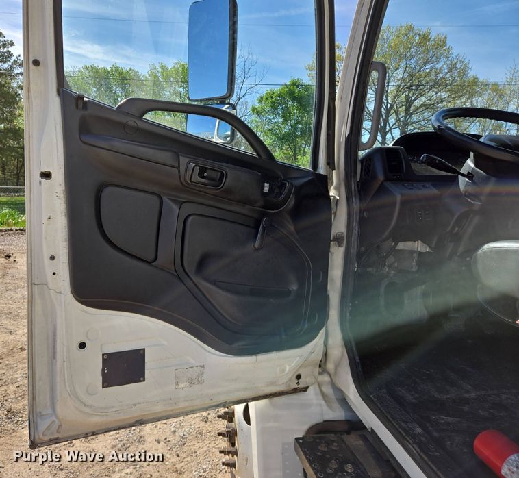 image for item EJ7495 2015 Hino 268 box truck