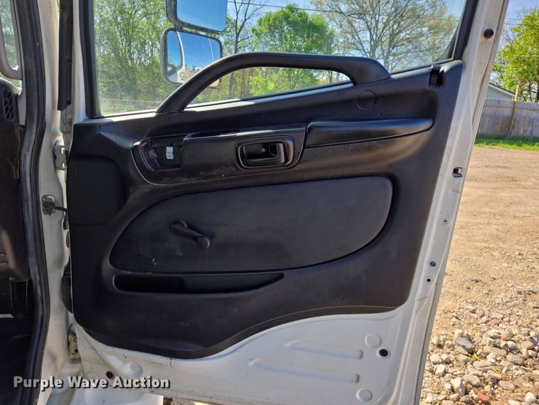 image for item EJ7495 2015 Hino 268 box truck