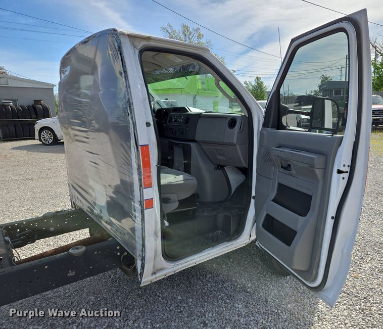 image for item EJ7509 2017 Ford E450 van cab and chassis