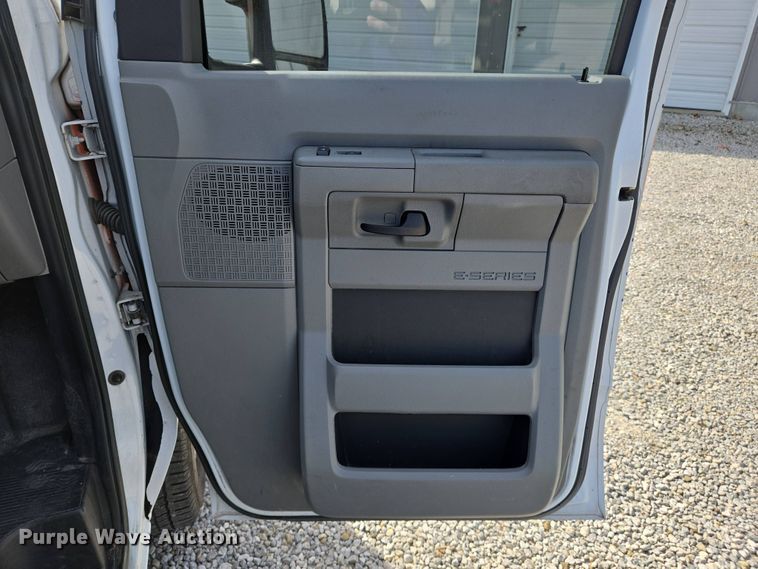 image for item EJ7509 2017 Ford E450 van cab and chassis