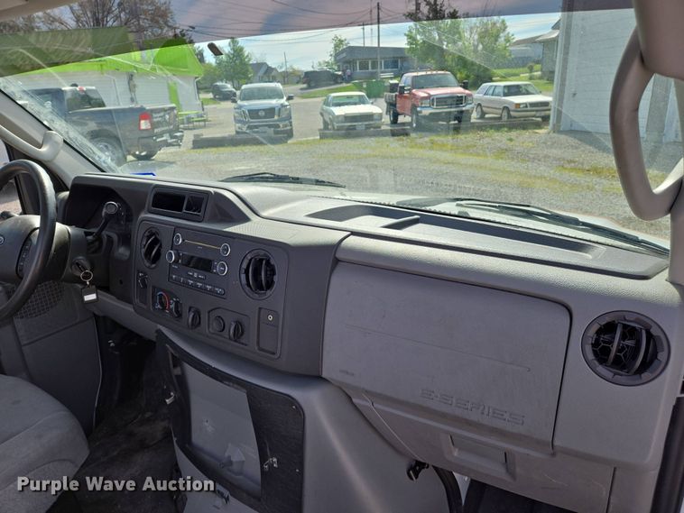 image for item EJ7509 2017 Ford E450 van cab and chassis