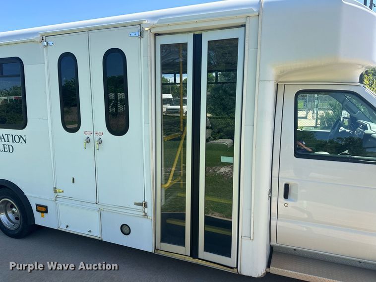 image for item EJ8682 2014 Glaval E450 shuttle bus