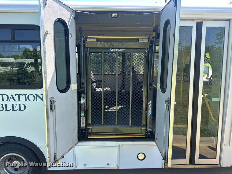 image for item EJ8682 2014 Glaval E450 shuttle bus