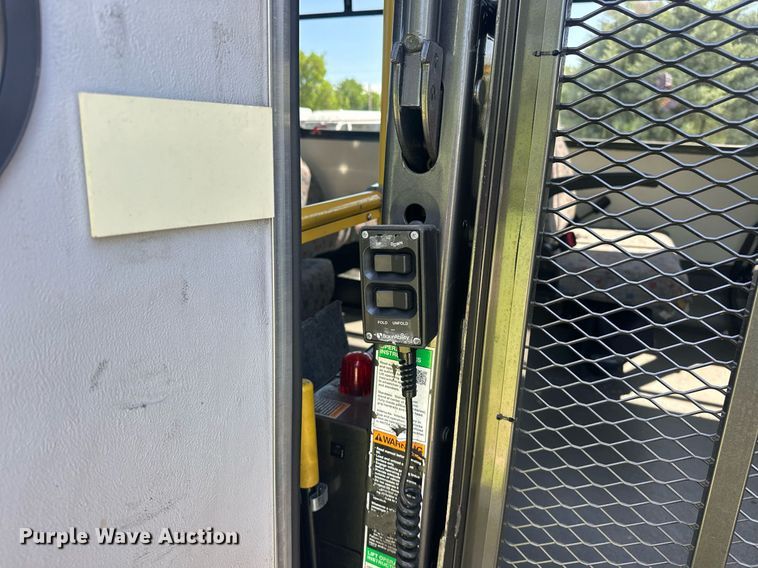 image for item EJ8682 2014 Glaval E450 shuttle bus