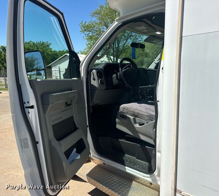 image for item EJ8682 2014 Glaval E450 shuttle bus