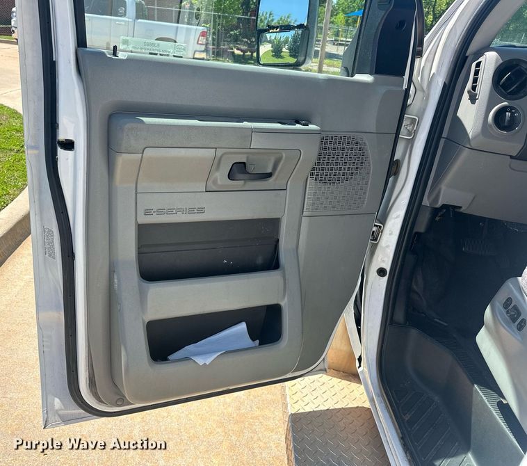 image for item EJ8682 2014 Glaval E450 shuttle bus