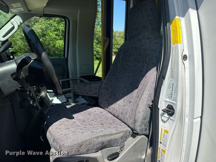 image for item EJ8682 2014 Glaval E450 shuttle bus