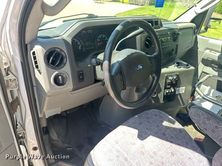 image for item EJ8682 2014 Glaval E450 shuttle bus