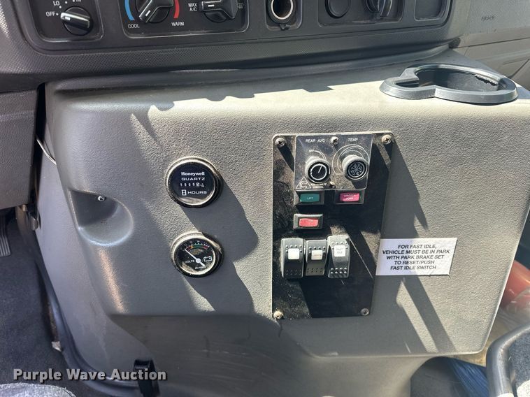 image for item EJ8682 2014 Glaval E450 shuttle bus