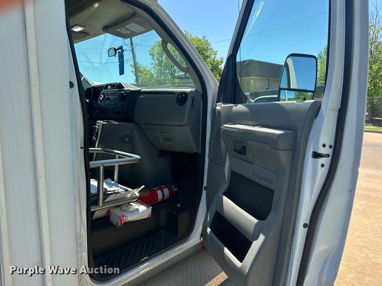 image for item EJ8682 2014 Glaval E450 shuttle bus