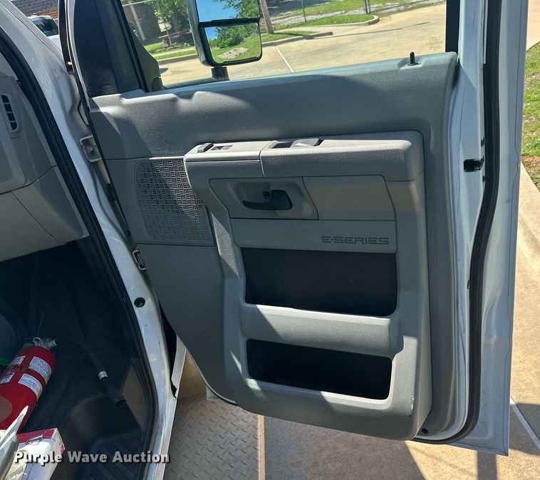 image for item EJ8682 2014 Glaval E450 shuttle bus