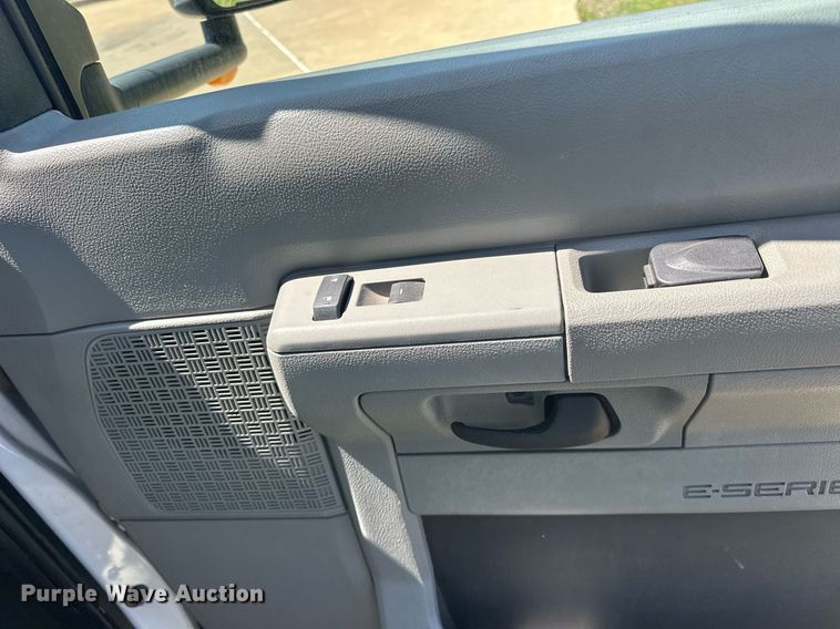 image for item EJ8682 2014 Glaval E450 shuttle bus