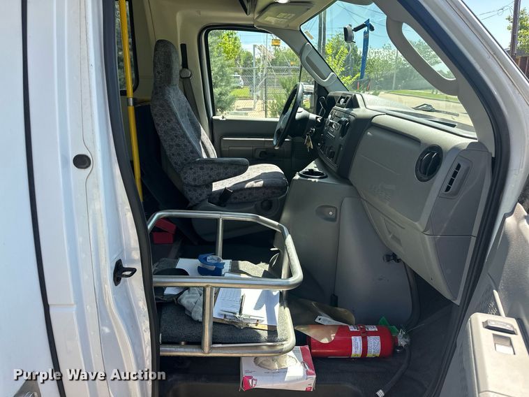 image for item EJ8682 2014 Glaval E450 shuttle bus