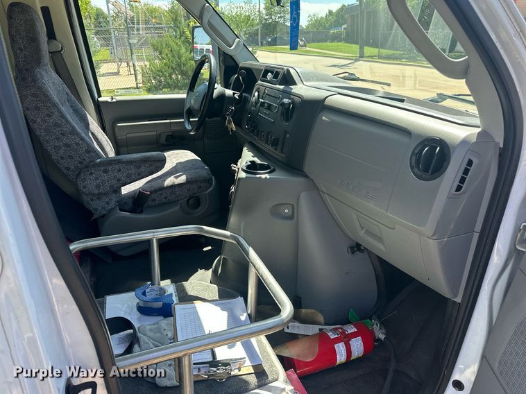 image for item EJ8682 2014 Glaval E450 shuttle bus