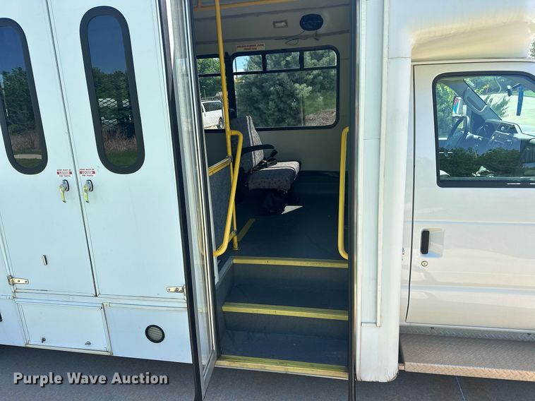 image for item EJ8682 2014 Glaval E450 shuttle bus