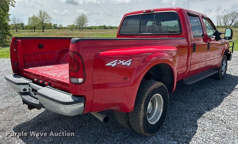 image for item EJ8687 2003 Ford F350 Super Duty Crew Cab pickup truck