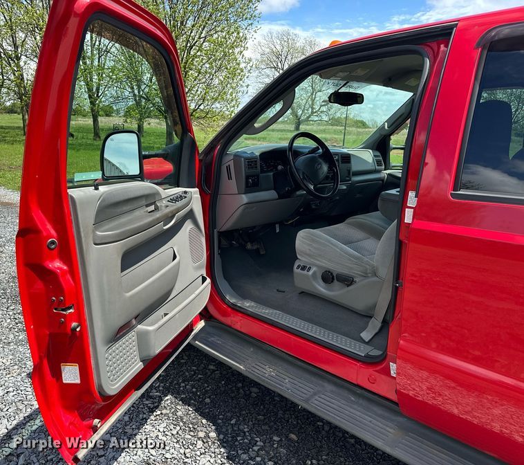 image for item EJ8687 2003 Ford F350 Super Duty Crew Cab pickup truck