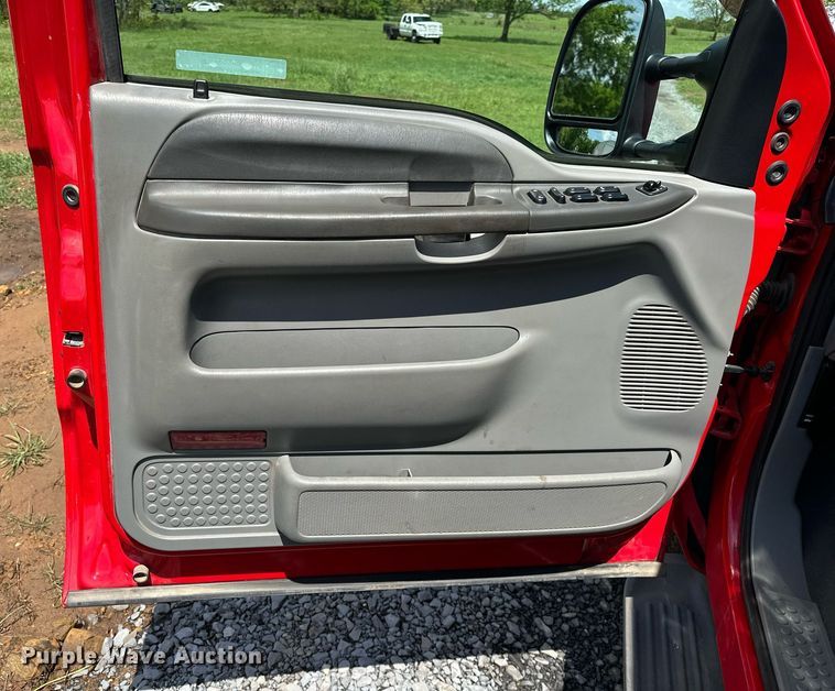 image for item EJ8687 2003 Ford F350 Super Duty Crew Cab pickup truck