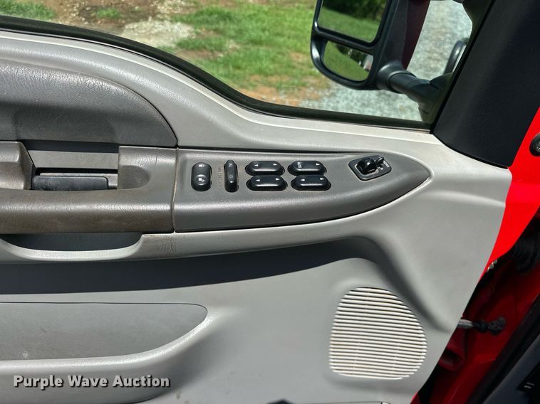 image for item EJ8687 2003 Ford F350 Super Duty Crew Cab pickup truck