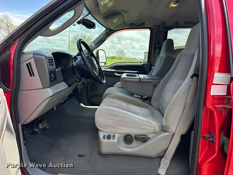 image for item EJ8687 2003 Ford F350 Super Duty Crew Cab pickup truck