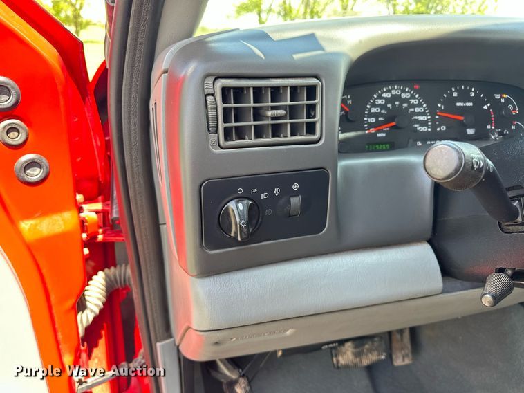 image for item EJ8687 2003 Ford F350 Super Duty Crew Cab pickup truck