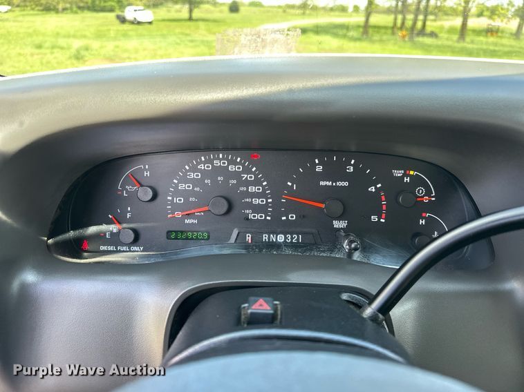 image for item EJ8687 2003 Ford F350 Super Duty Crew Cab pickup truck