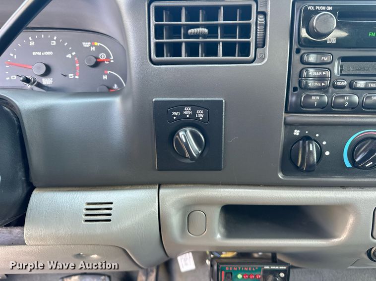 image for item EJ8687 2003 Ford F350 Super Duty Crew Cab pickup truck