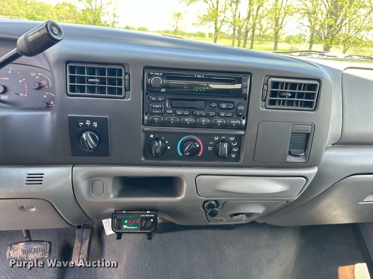 image for item EJ8687 2003 Ford F350 Super Duty Crew Cab pickup truck