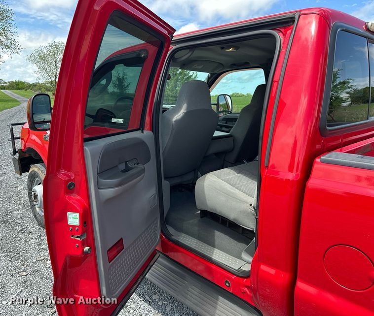 image for item EJ8687 2003 Ford F350 Super Duty Crew Cab pickup truck