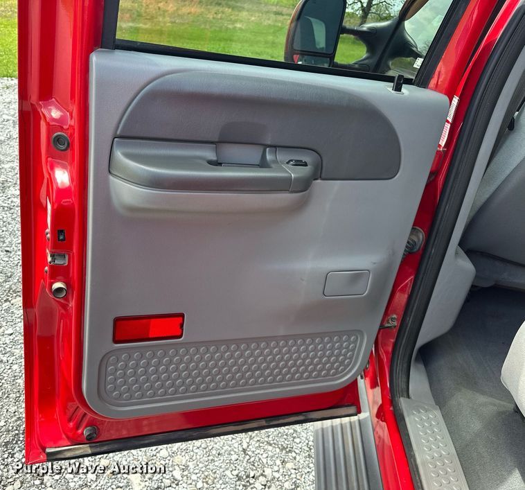 image for item EJ8687 2003 Ford F350 Super Duty Crew Cab pickup truck