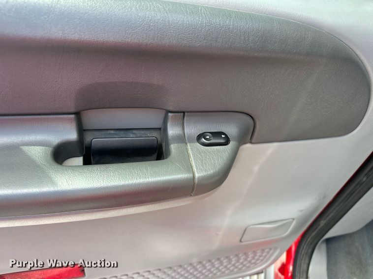 image for item EJ8687 2003 Ford F350 Super Duty Crew Cab pickup truck