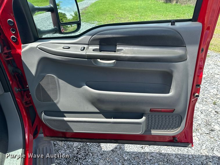 image for item EJ8687 2003 Ford F350 Super Duty Crew Cab pickup truck