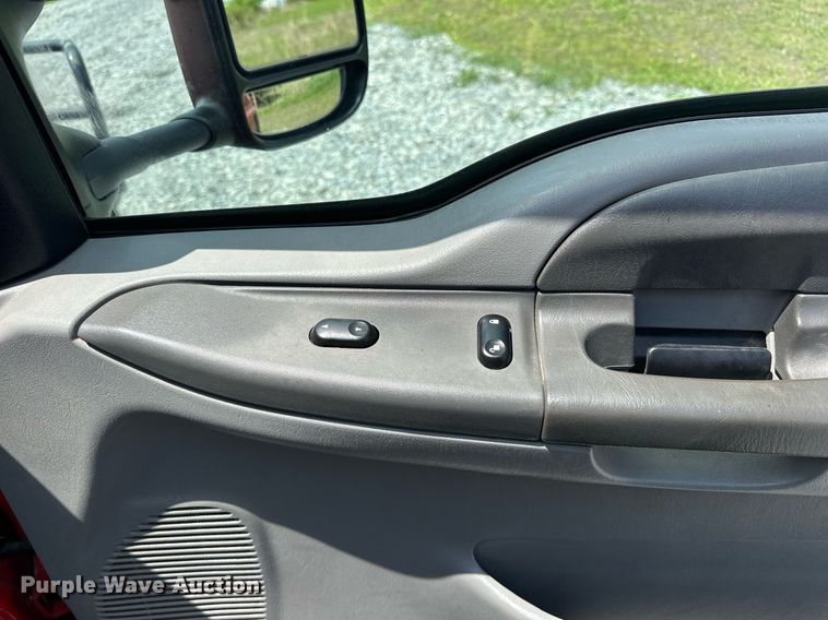 image for item EJ8687 2003 Ford F350 Super Duty Crew Cab pickup truck