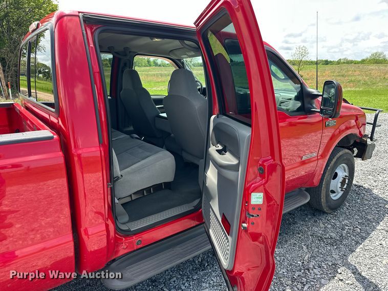 image for item EJ8687 2003 Ford F350 Super Duty Crew Cab pickup truck