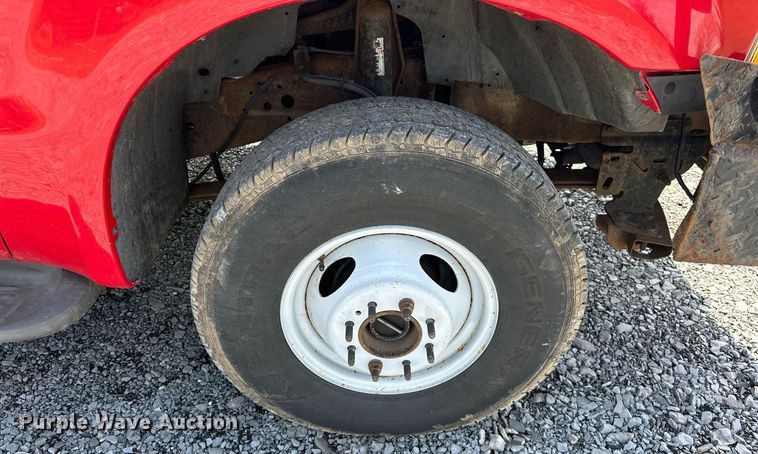 image for item EJ8687 2003 Ford F350 Super Duty Crew Cab pickup truck