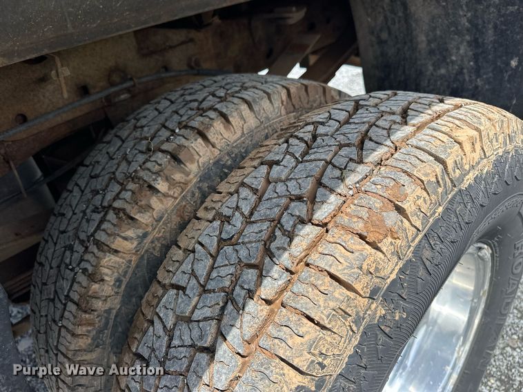 image for item EJ8687 2003 Ford F350 Super Duty Crew Cab pickup truck