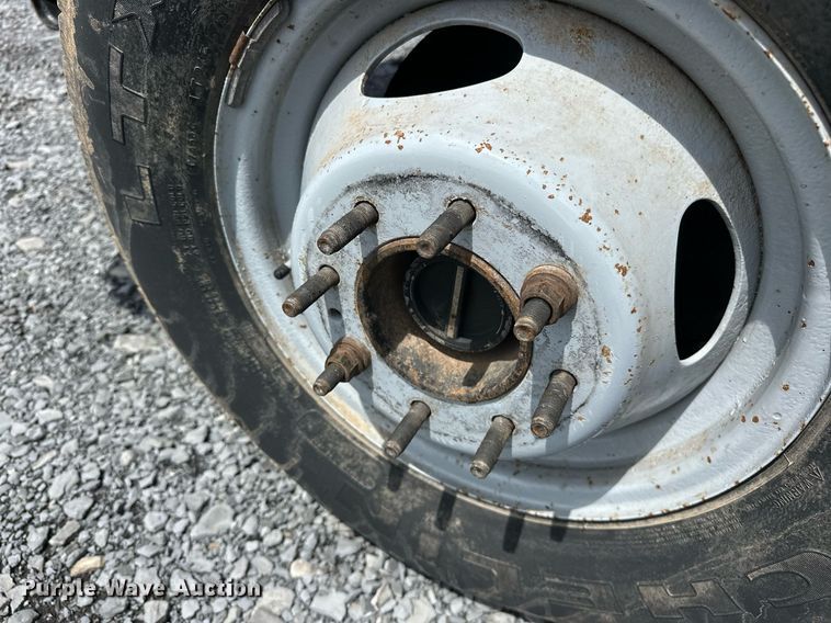 image for item EJ8687 2003 Ford F350 Super Duty Crew Cab pickup truck