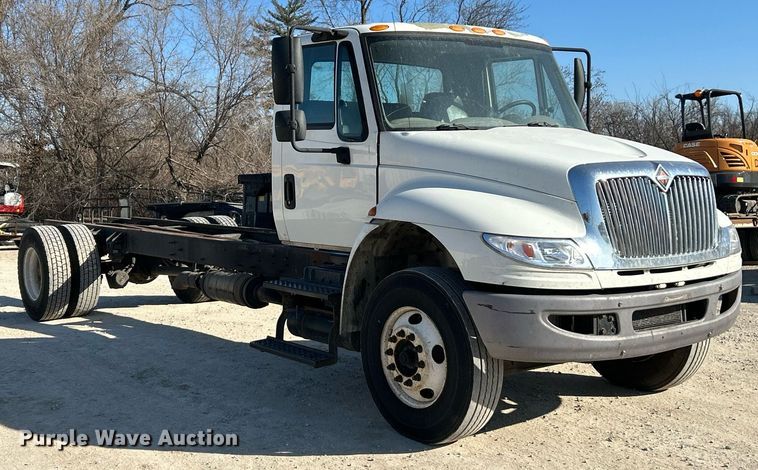 image for item EK2730 2015 International 4300 SBA truck cab and chassis