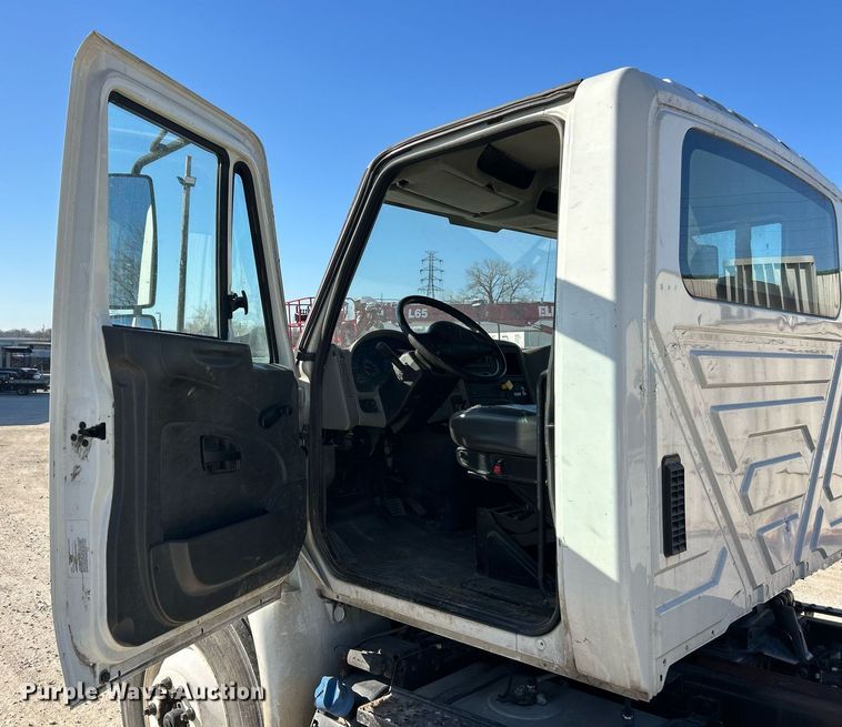 image for item EK2730 2015 International 4300 SBA truck cab and chassis