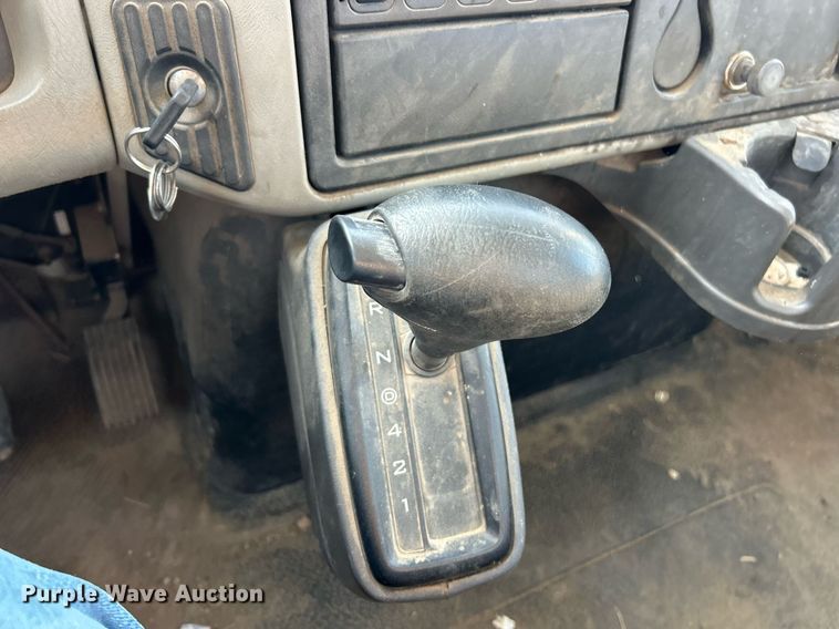 image for item EK2730 2015 International 4300 SBA truck cab and chassis