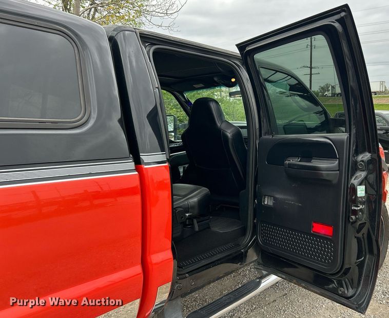 image for item EK2946 2004 Ford F350 Super Duty Harley Davidson Crew Cab pickup truck