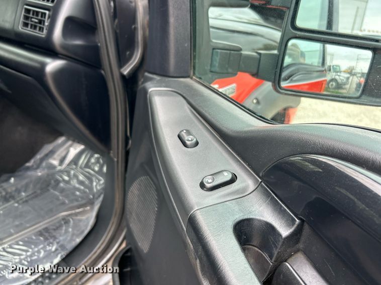 image for item EK2946 2004 Ford F350 Super Duty Harley Davidson Crew Cab pickup truck