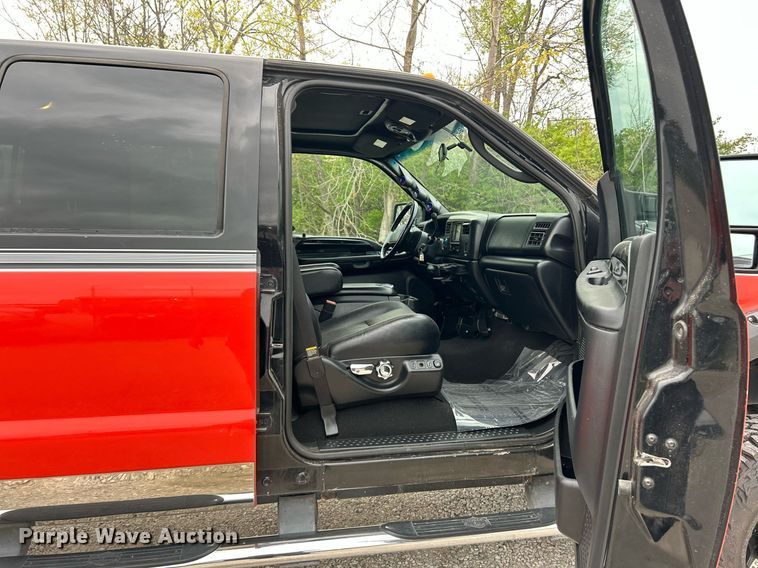 image for item EK2946 2004 Ford F350 Super Duty Harley Davidson Crew Cab pickup truck