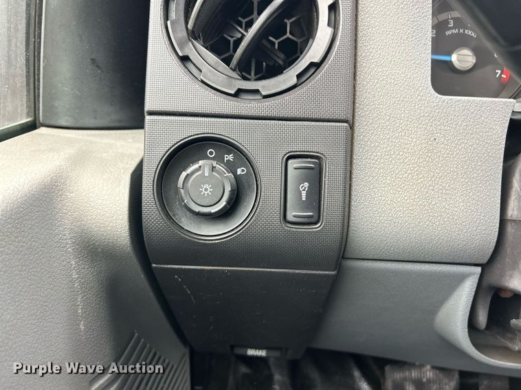 image for item EK2947 2013 Ford F350 Super Duty XL flatbed pickup truck