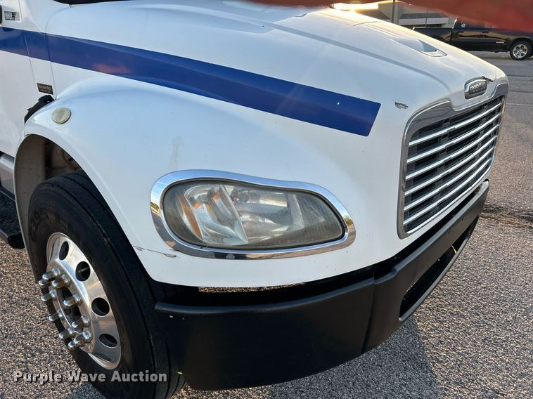 image for item EK2965 2004 Freightliner Business Class M2 box truck